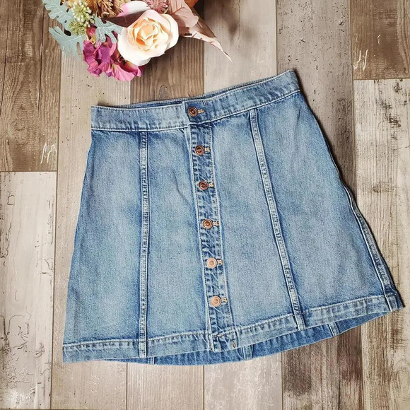 Karlie Kloss EXPRESS Medium Wash Button Up Denim Mini Skirt Size 2 - Picture 2 of 12